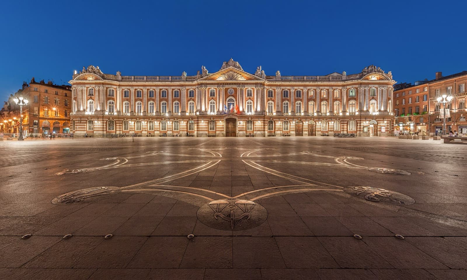 Toulouse : Toulouse Capitole Night Wikimedia Commons.jpg