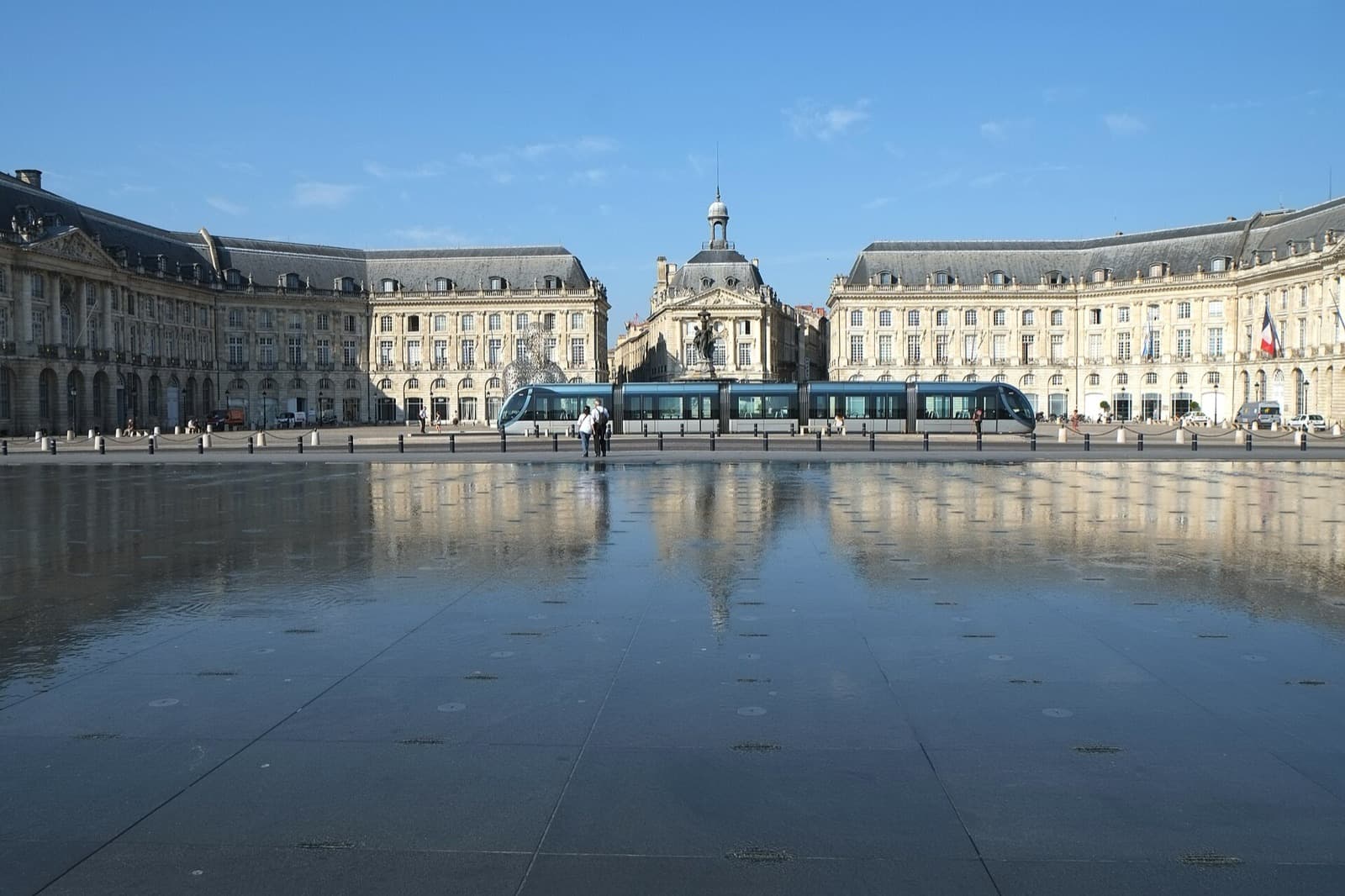 Bordeaux : 139 - Place de la Bourse et le miroir d'eau - Bordeaux.jpg